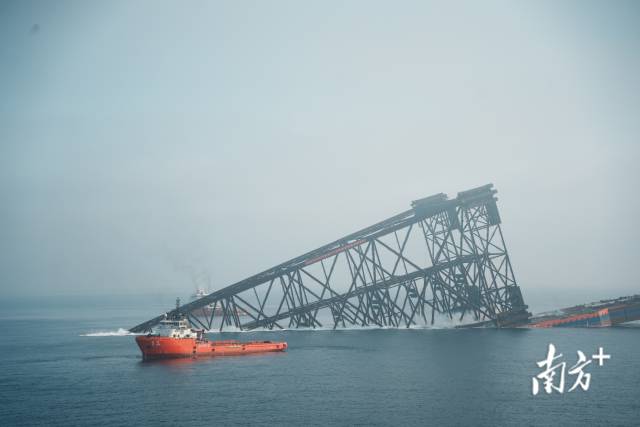“海基二號”成功滑移下水。  南方+ 關銘榮 拍攝