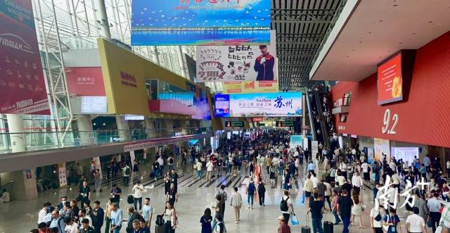 第135屆廣交會(huì)場(chǎng)館人來人往。李靄瑩 攝