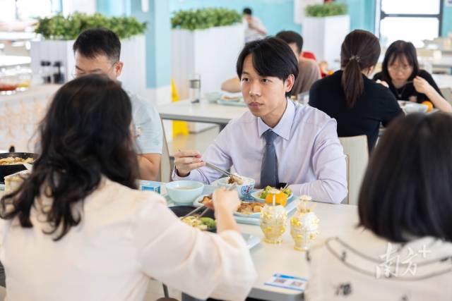 梁偉衡與同事共進(jìn)午餐。