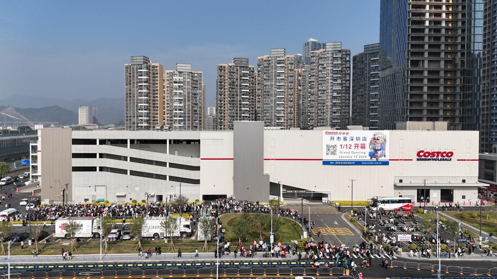 1月12日，開(kāi)市客深圳店外排起長(zhǎng)龍（無(wú)人機(jī)照片）。新華社記者 梁旭 攝