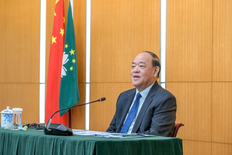 澳門特區(qū)行政長官賀一誠19日會見傳媒。（澳門特區(qū)政府新聞局供圖）