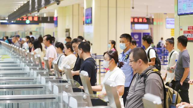 今年以來(lái)青茂口岸驗(yàn)放出入境人員約1500萬(wàn)人次