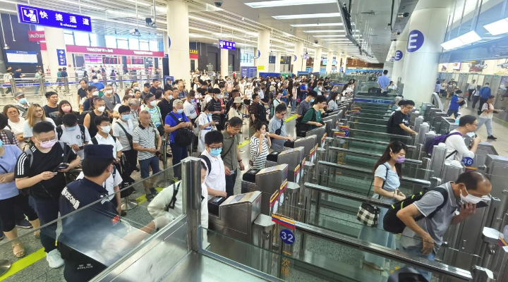 再創(chuàng)新高！深港陸路口岸單日出入境旅客82.98萬(wàn)人次