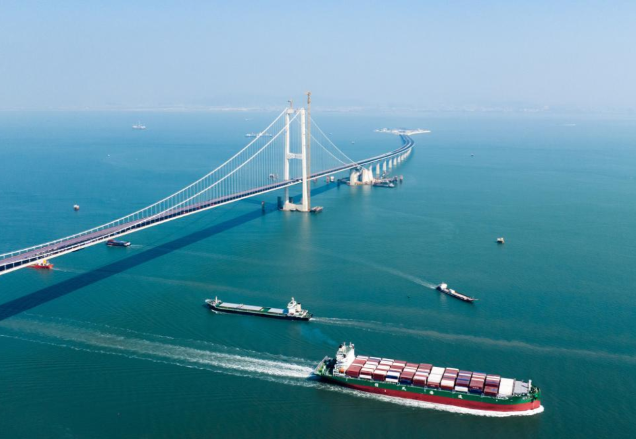 2023年11月28日，深中通道海底沉管隧道實現(xiàn)貫通，標(biāo)志著深中通道的主線全線貫通，為通車創(chuàng)造了必要條件，項目邁向收尾工程階段。圖為深中通道主線貫通。
