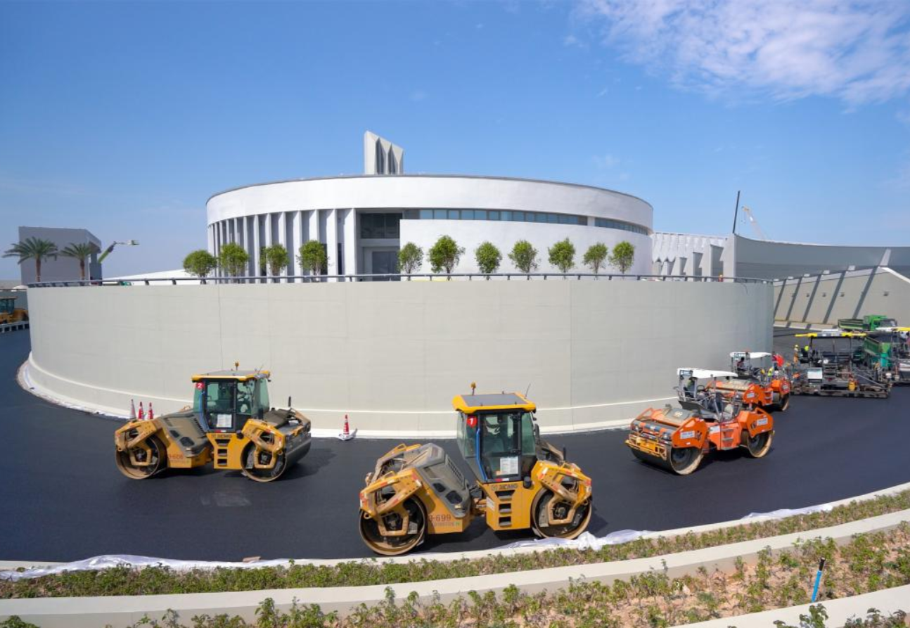 2024年5月16日，深中通道完成全線瀝青路面施工。深中通道全線路面工程包括鋼橋面鋪裝、混凝土橋面鋪裝、海底隧道瀝青路面等。其中，鋼橋面鋪裝施工總面積達(dá)38萬平方米，相當(dāng)于53個標(biāo)準(zhǔn)足球場的面積，是目前世界上規(guī)模最大的環(huán)氧類鋼橋面鋪裝工程。圖為深中通道路面瀝青攤鋪現(xiàn)場。