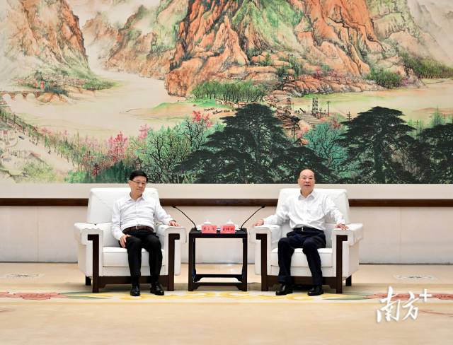 7月12日下午，省委書記黃坤明在廣州與香港特別行政區(qū)行政長官李家超會見交流。南方+記者 王輝 攝