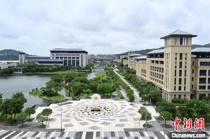 今年是澳門大學(xué)遷入橫琴校園辦學(xué)10周年，圖為6月13日拍攝的澳大橫琴校園?！≈行律缬浾?李志華 攝