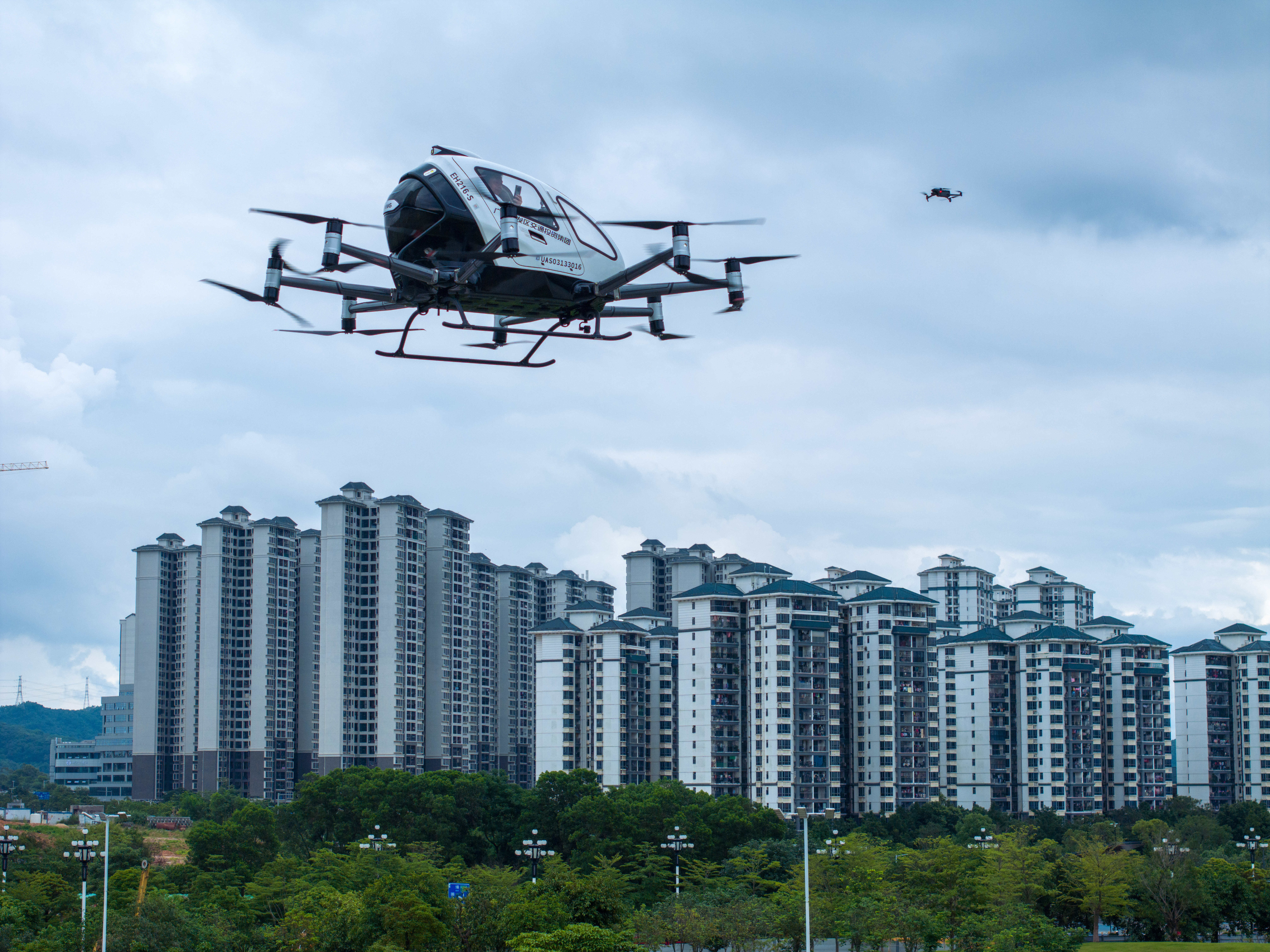 億航智能的無人駕駛載人航空器在廣州黃埔知識城九龍湖廣場進行飛行演示。 攝影：張令 王俊濤