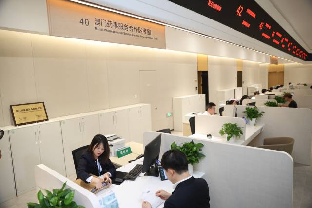 工作人員正為企業(yè)負(fù)責(zé)人辦理業(yè)務(wù)。