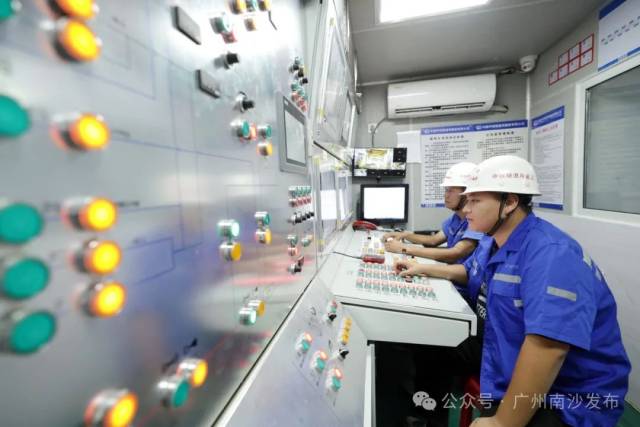 施工過程中，建設(shè)者積極探索盾構(gòu)隧道智能建造實踐路徑，搭載了全國首套工序化應(yīng)用的盾構(gòu)智能掘進系統(tǒng)。