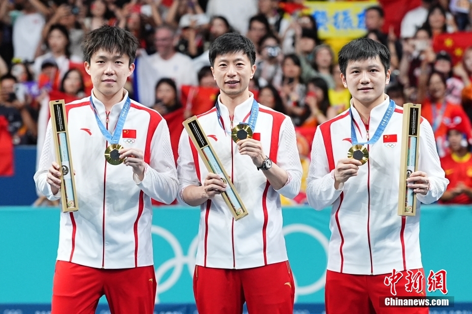 在巴黎奧運(yùn)會(huì)乒乓球男團(tuán)金牌賽中，中國(guó)隊(duì)以3比0戰(zhàn)勝瑞典隊(duì)，獲得冠軍。中新社記者 趙文宇 攝
