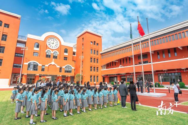 澳門新生身穿校服，背著書包來到濠江中學(xué)附屬橫琴學(xué)校報到。