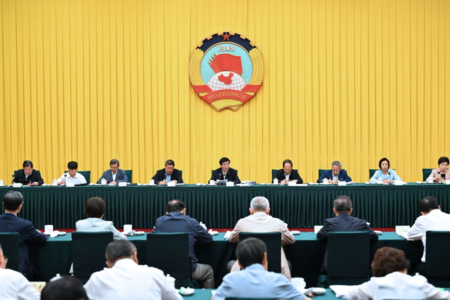 9月2日，全國政協(xié)在北京召開“推進(jìn)高水平對外開放”專題協(xié)商會，中共中央政治局常委、全國政協(xié)主席王滬寧出席并講話。新華社記者 饒愛民 攝