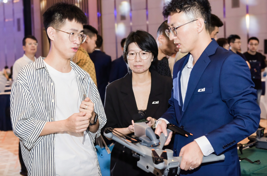 第二屆無人機應急救援力量建設與發(fā)展論壇上，與會者正在參觀展出的應急救援無人機產品。