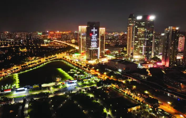 惠州市區(qū)中海廣場戶外大屏亮燈迎接十五運會，滾動播放宣傳標語。 圖源惠州日報