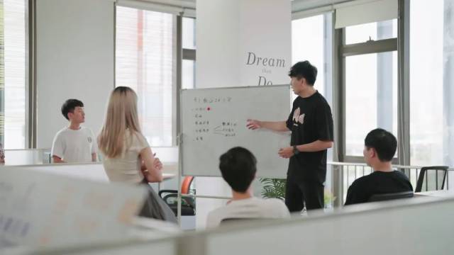 ▲如今的辦公室是一個整潔、有朝氣、沒有太多間隔的空間