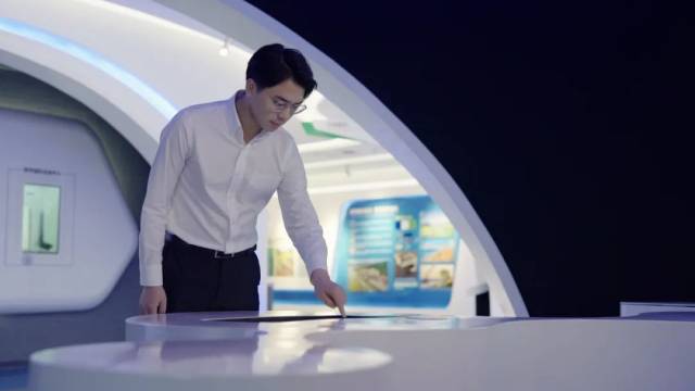 ▲打電話、做材料、見客戶、開座談、看場地......是劉延鑫的一部分工作日常