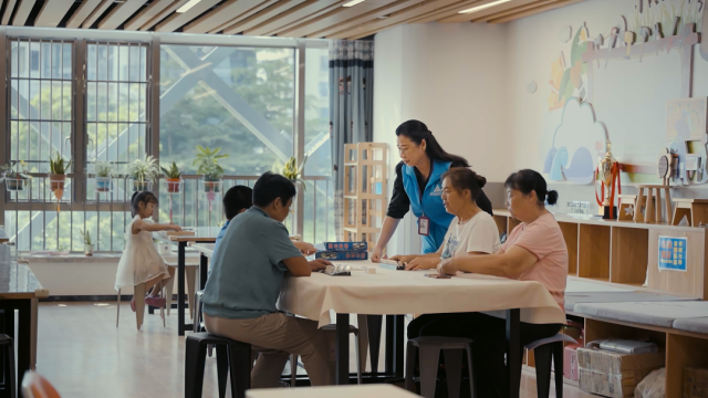 ▲除了社工，陸鳳璇還擔(dān)任“社會觀察員”，和長者一起觀察社會