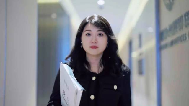 ▲即便穿著高跟鞋，許冰走路速度依然很快，她經(jīng)常要忙于處理各種事務(wù)
