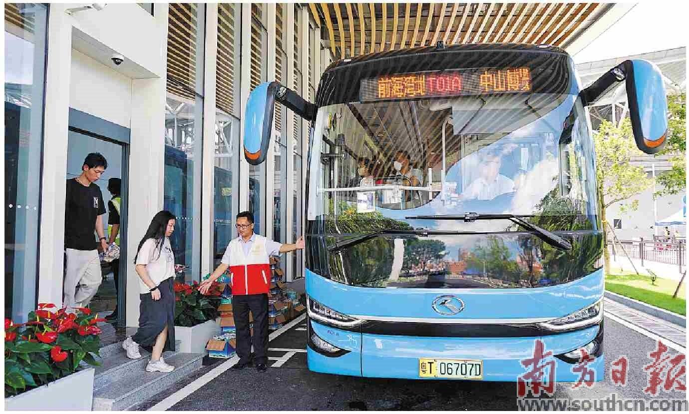 工作人員引導(dǎo)乘客登上深中跨市公交。馮燦輝 攝