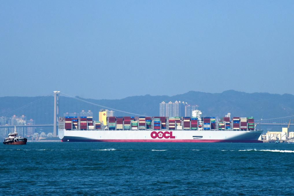 2023年11月20日，一艘東方海外貨柜航運(yùn)有限公司集裝箱船駛向香港貨柜碼頭。