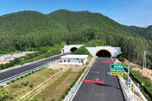 象山隧道全長1630米，是黃茅海跨海通道中最長的隧道。