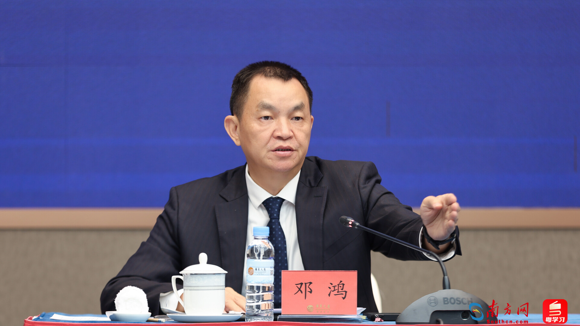 廣東省政府新聞辦公室副主任鄧鴻主持發(fā)布會。