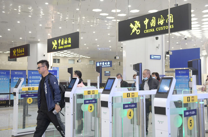 旅客從橫琴口岸過(guò)關(guān)（2024年2月29日攝）。新華社記者 盧漢欣 攝
