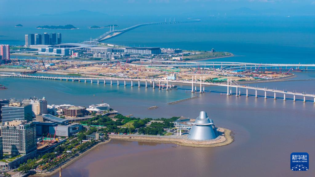 8月3日拍攝的澳門科學(xué)館（前）、澳門新城A區(qū)和港珠澳大橋（后）（無人機(jī)照片）。