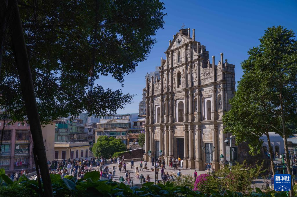 11月26日，旅客在澳門大三巴牌坊游覽。