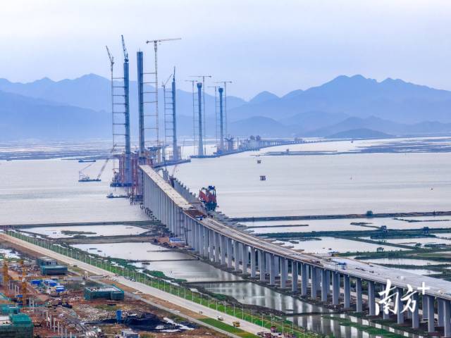 2023年4月18日，黃茅?？绾Ｍǖ理椖孔詈笠蛔魉S茅海大橋中塔順利封頂。至此，5座“小蠻腰”主塔全部封頂，標(biāo)志著項目建設(shè)進入全新階段。