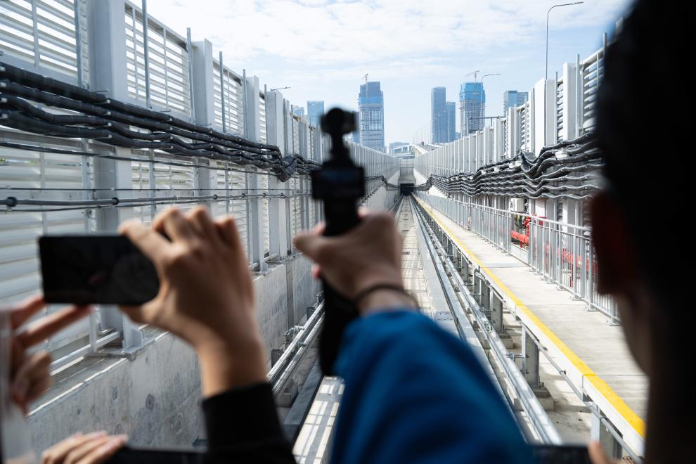  乘客乘坐澳門輕軌首班車前往橫琴站（12月2日攝）。新華社發(fā) （張金加攝）
