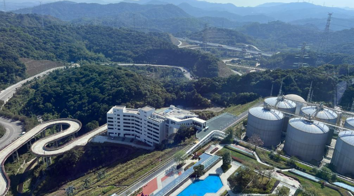 廣州市福山循環(huán)經濟產業(yè)園將垃圾焚燒發(fā)電廠的煙囪開發(fā)成工業(yè)旅游觀光塔，休閑平臺設置空中咖啡廳，可一覽園區(qū)全景