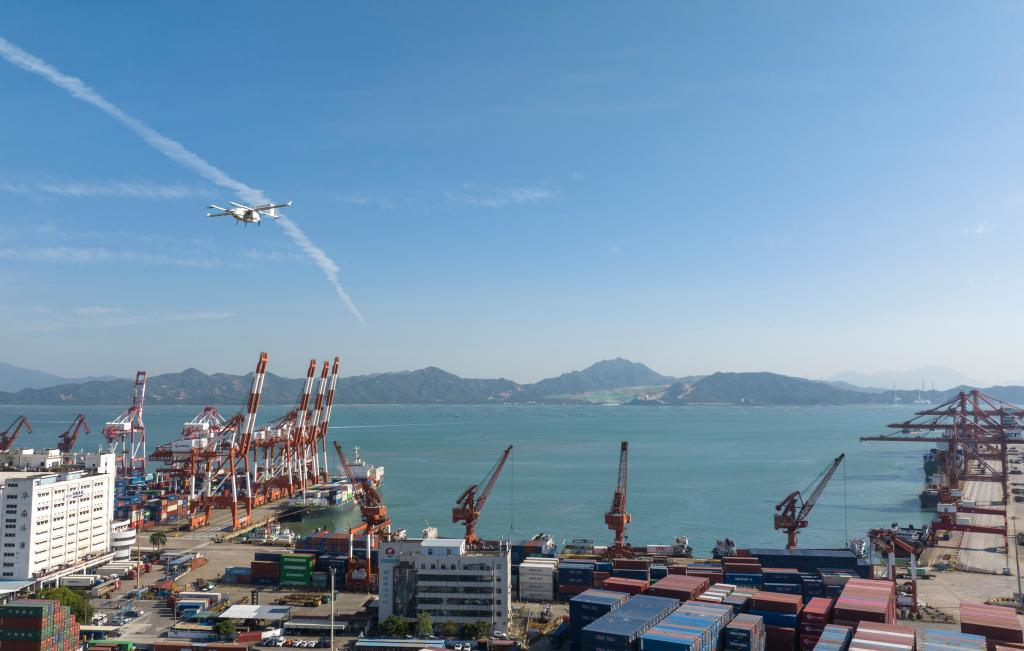11月27日，豐翼科技（深圳）有限公司的一架無(wú)人機(jī)搭載著快件從珠海飛抵深圳蛇口集裝箱碼頭附近的起降點(diǎn)。新華社記者 毛思倩 攝