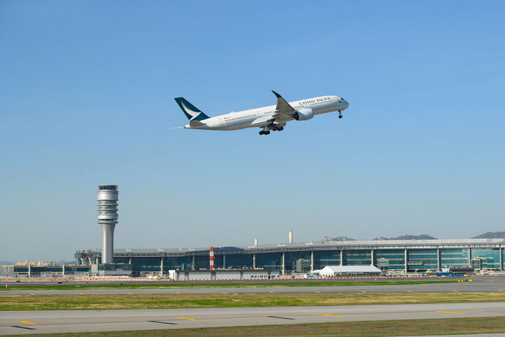 香港國際機(jī)場三跑道系統(tǒng)正式啟用后，一架飛機(jī)從中跑道起飛（2024年11月28日攝）。新華社發(fā)
