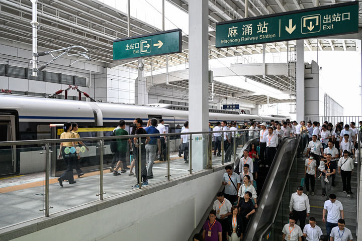 首趟運(yùn)行的佛莞城際鐵路列車?？繓|莞麻涌站（2024年5月26日攝）。廣佛南環(huán)、佛莞城際鐵路與佛肇城際、莞惠城際相連，形成全長258公里的粵港澳大灣區(qū)最長的城際鐵路。新華社記者 劉大偉 攝