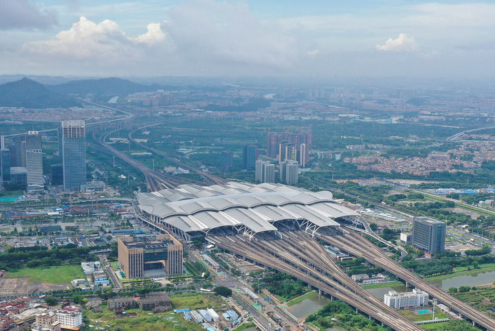 廣州南站（2024年6月23日攝，無人機(jī)照片）。從這里出發(fā)，乘坐廣深高鐵只需48分鐘，就能抵達(dá)香港市中心的西九龍站。新華社記者 劉大偉 攝