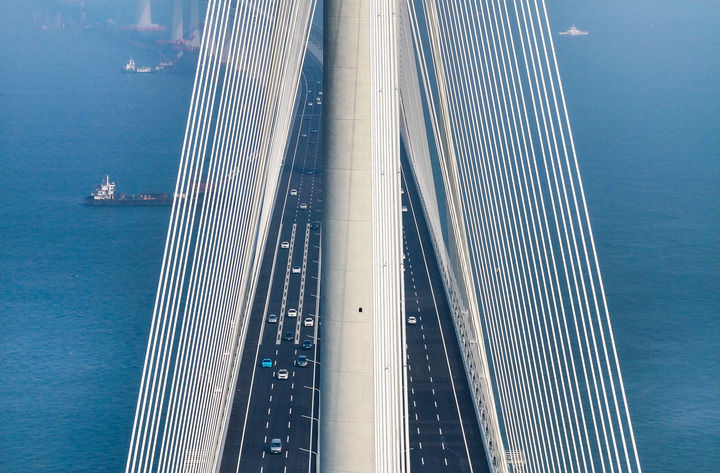 黃茅海跨海通道正式通車后，車輛行駛在黃茅海大橋上（2024年12月11日攝，無人機(jī)照片）。新華社記者 劉大偉 攝