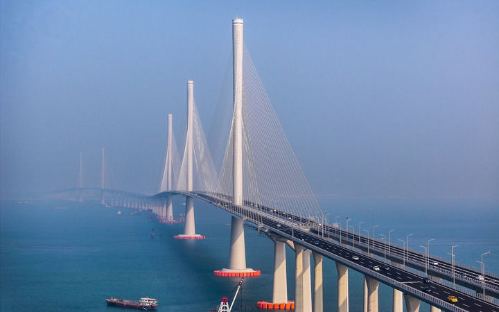 黃茅海跨海通道正式通車后，車輛行駛在黃茅海大橋上（2024年12月11日攝，無人機(jī)照片）。新華社記者 劉大偉 攝