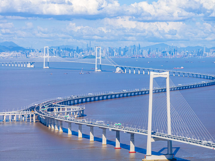 車輛行駛在深中通道上（2024年7月3日攝，無人機(jī)照片）。新華社記者 毛思倩 攝