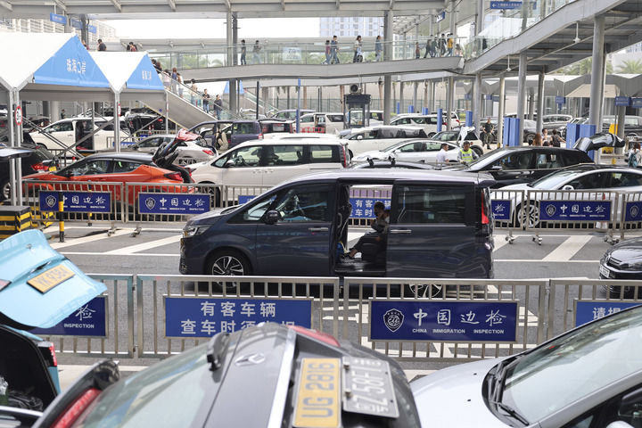 車輛在港珠澳大橋珠海公路口岸等待通關(guān)（2024年4月4日攝）。新華社發(fā)（王相國 攝)