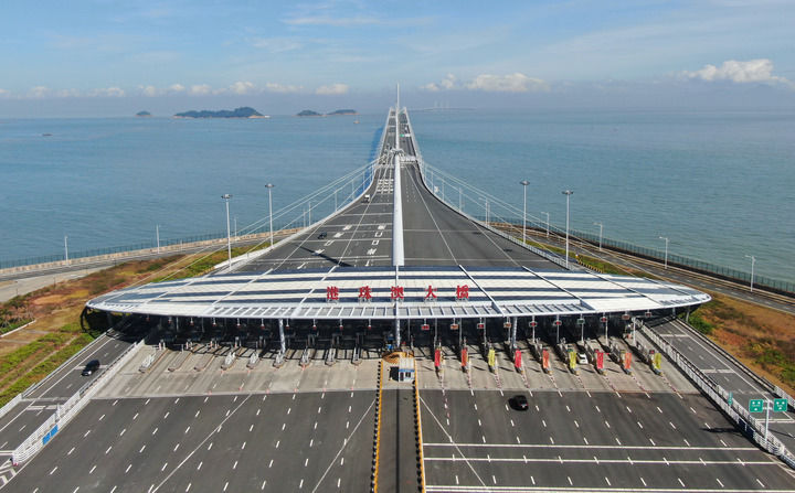 在珠海拍攝的港珠澳大橋入口（2023年12月15日攝，無人機(jī)照片）。新華社記者 鄧華 攝