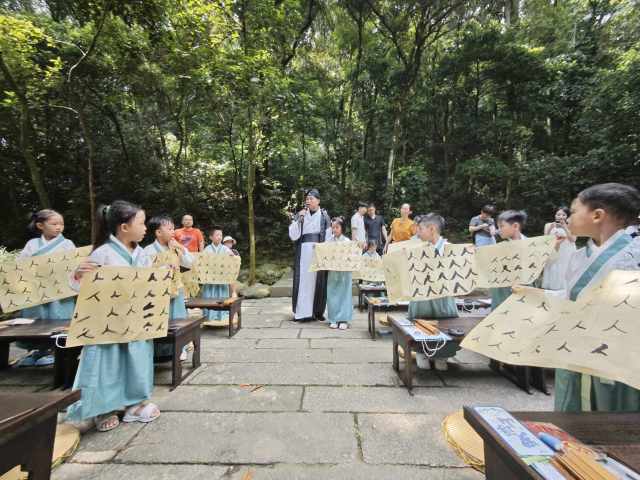廣東羅浮山景區(qū)憑借“文旅融合新畫卷：非遺點(diǎn)亮羅浮之旅”的“文旅+非遺”模式，成功入選風(fēng)景名勝區(qū)文旅融合典型案例