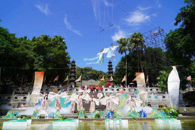 廣東羅浮山景區(qū)憑借“文旅融合新畫卷：非遺點(diǎn)亮羅浮之旅”的“文旅+非遺”模式，成功入選風(fēng)景名勝區(qū)文旅融合典型案例
