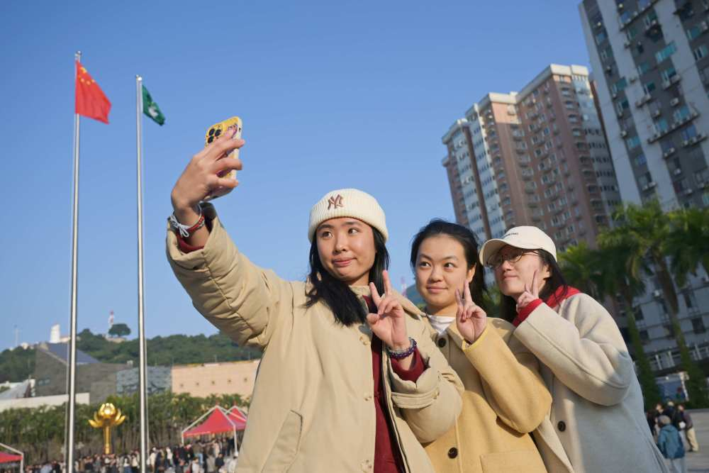 12月20日，澳門(mén)特別行政區(qū)政府隆重舉行升旗儀式，慶祝澳門(mén)回歸祖國(guó)25周年。　