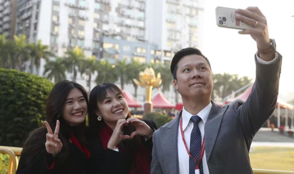 12月20日，澳門(mén)特別行政區(qū)政府隆重舉行升旗儀式，慶祝澳門(mén)回歸祖國(guó)25周年?！? title=
