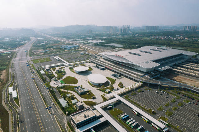 日前，莞惠城際鐵路小金口至惠州北段項(xiàng)目正在緊張施工中。項(xiàng)目建成后，從惠州北站乘坐莞惠城際，市民便可前往惠州市區(qū)、東莞、廣州、佛山、肇慶等地。