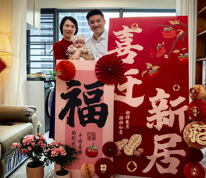 澳門創(chuàng)業(yè)青年黃滋才（右）和家人在“澳門新街坊”的家里合影（2024年12月6日攝）。新華社發(fā)