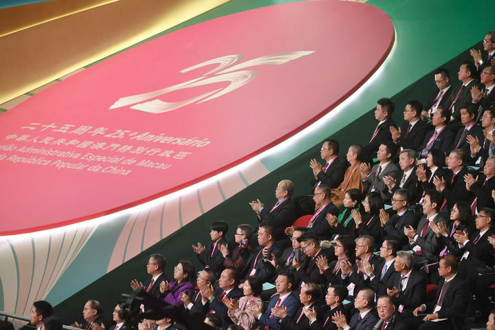 2024年12月20日，慶祝澳門回歸祖國(guó)25周年大會(huì)暨澳門特別行政區(qū)第六屆政府就職典禮在澳門東亞運(yùn)動(dòng)會(huì)體育館隆重舉行。這是嘉賓熱烈鼓掌。新華社記者 陳鐸 攝