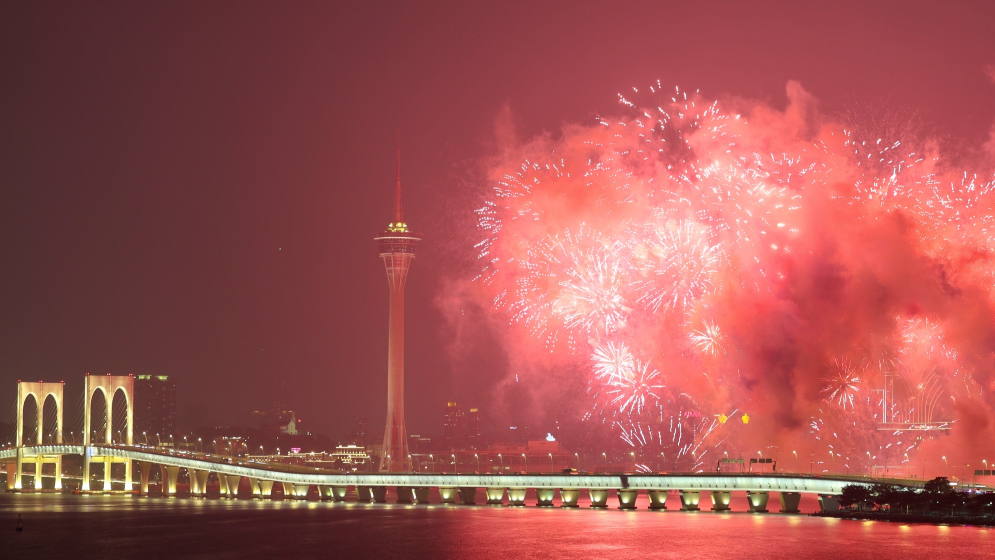 慶回歸！澳門(mén)焰火夜空綻放